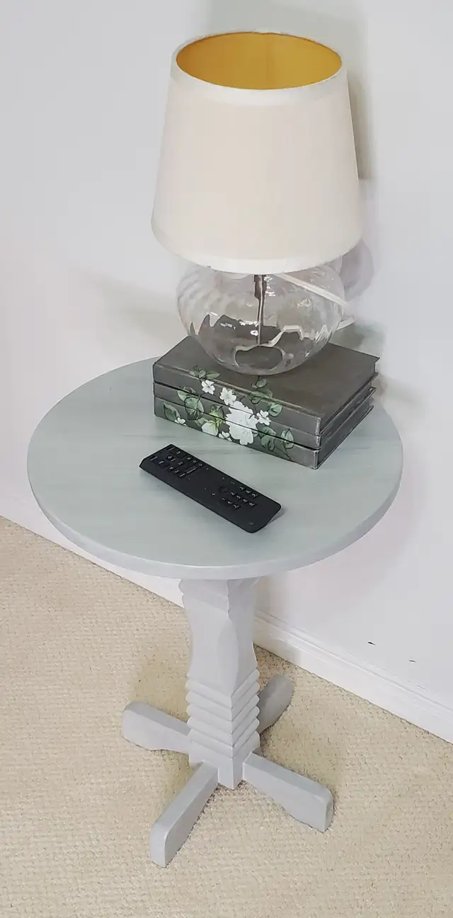 Table -side or accent, in grey and white - Photo 5