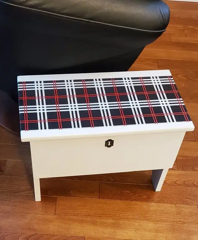Small trunk in white, with plaid accent and graphics - upcycled - Photo 2