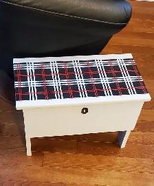 Small trunk in white, with plaid accent and graphics - upcycled - Photo 2