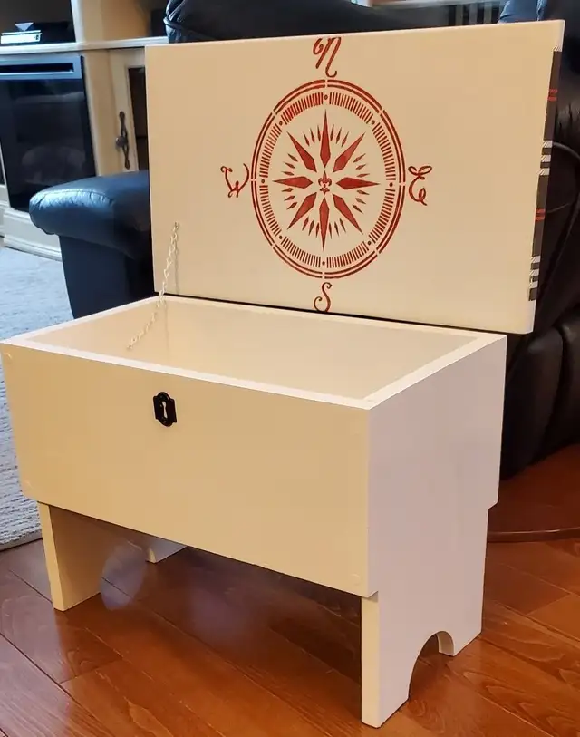 Small trunk in white, with plaid accent and graphics - upcycled - Photo 3
