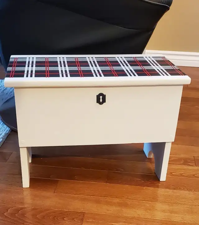 Small trunk in white, with plaid accent and graphics - upcycled - Photo 6
