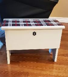 Small trunk in white, with plaid accent and graphics - upcycled - Photo 6