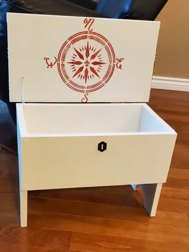 Small trunk in white, with plaid accent and graphics - upcycled - Photo 7