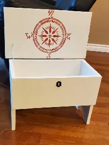 Small trunk in white, with plaid accent and graphics - upcycled - Photo 7