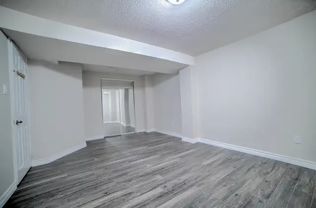 SHARED ROOM AVAILABLE FOR RENT NEAR SHERIDAN COLLEGE BRAMPTON - Photo 2