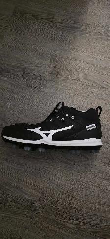 Baseball Cleats size 9.5 Mens- NEW IN BOX
