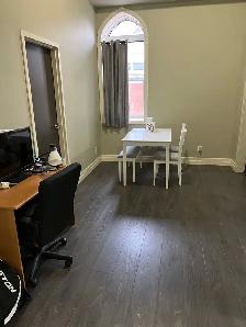 Beautiful One Bedroom plus den Apartment Downtown Woodstock - Photo 3