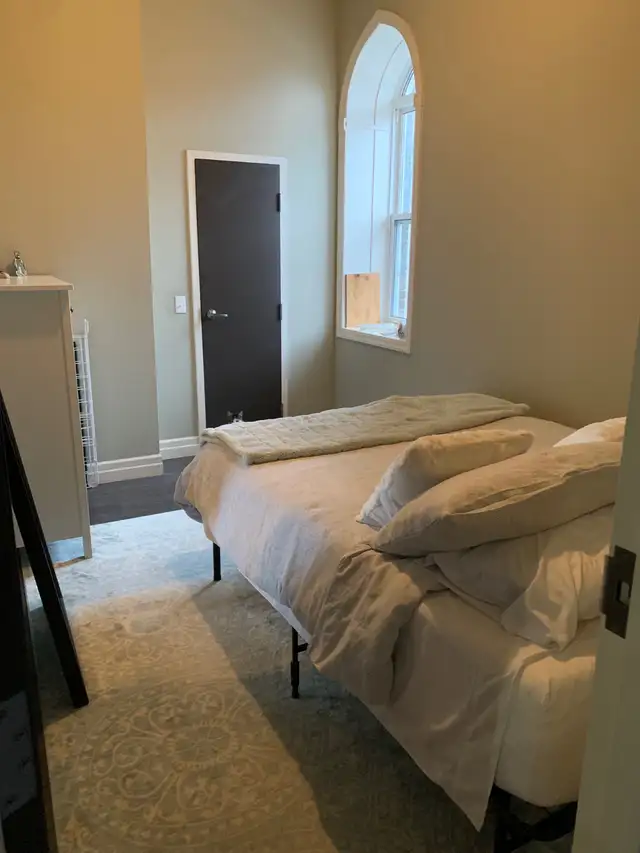 Beautiful One Bedroom plus den Apartment Downtown Woodstock - Photo 4