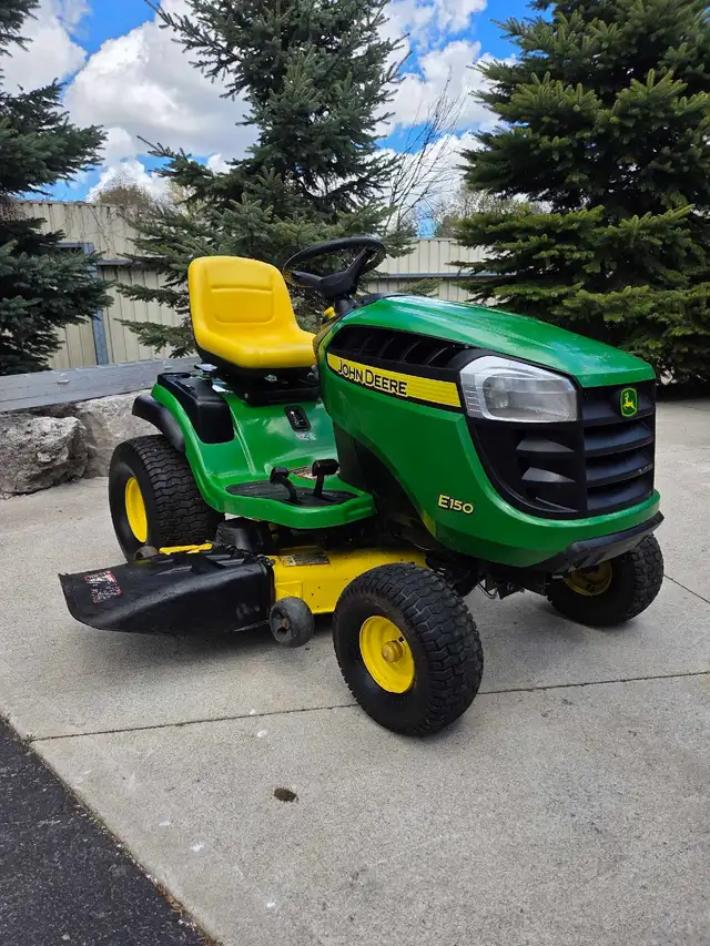 john deere e150 lawn tractor
