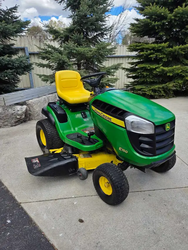 john deere e150 lawn tractor - Photo 2