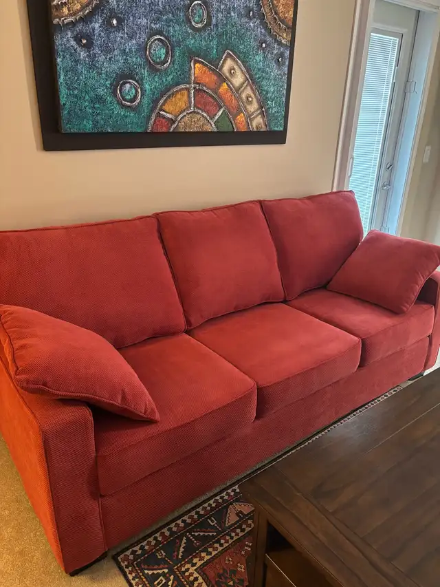 Red Sofa - Photo 2