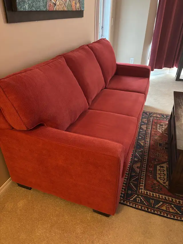 Red Sofa - Photo 3