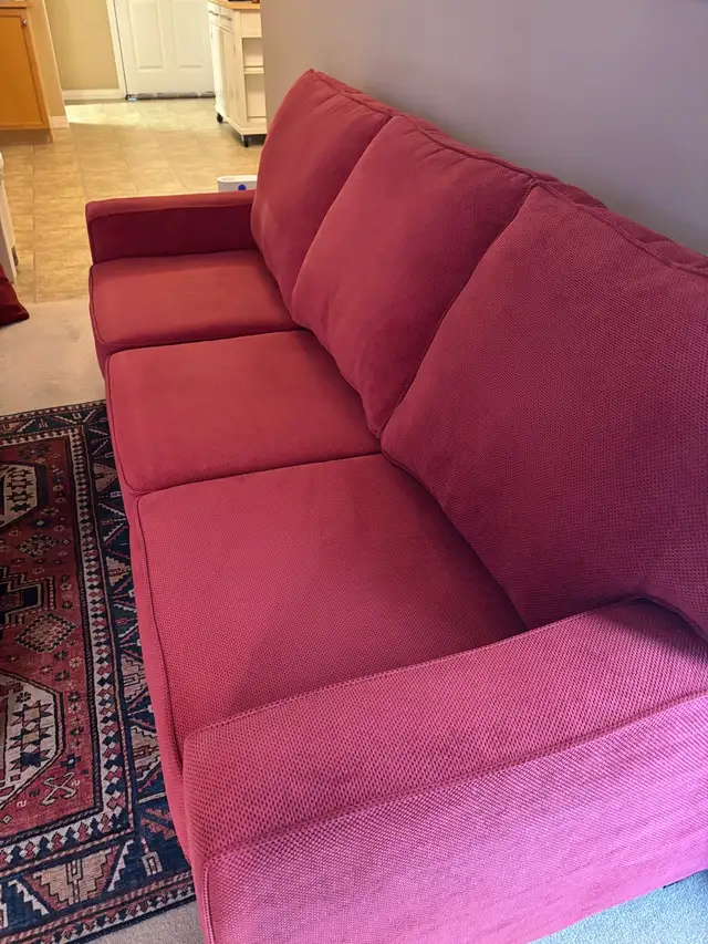 Red Sofa - Photo 5