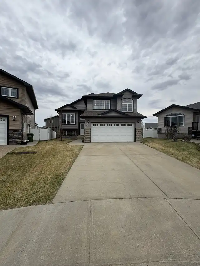 5 beds 3 bath Camrose Bi level