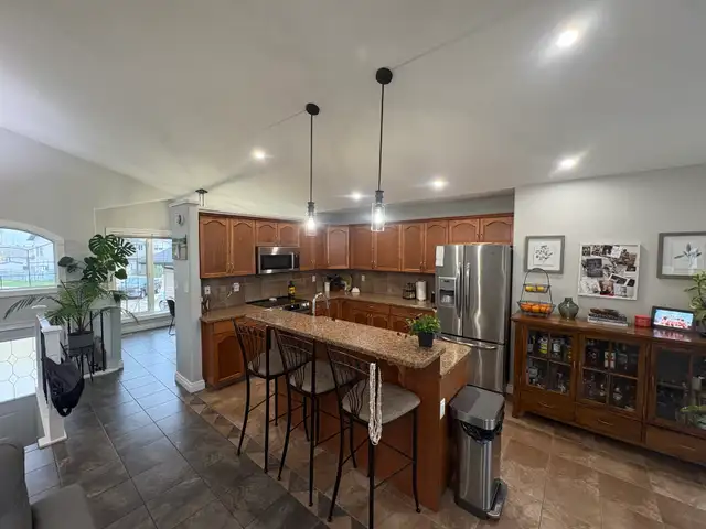 5 beds 3 bath Camrose Bi level - Photo 2