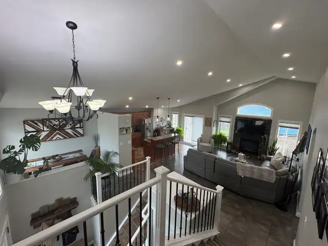 5 beds 3 bath Camrose Bi level - Photo 3