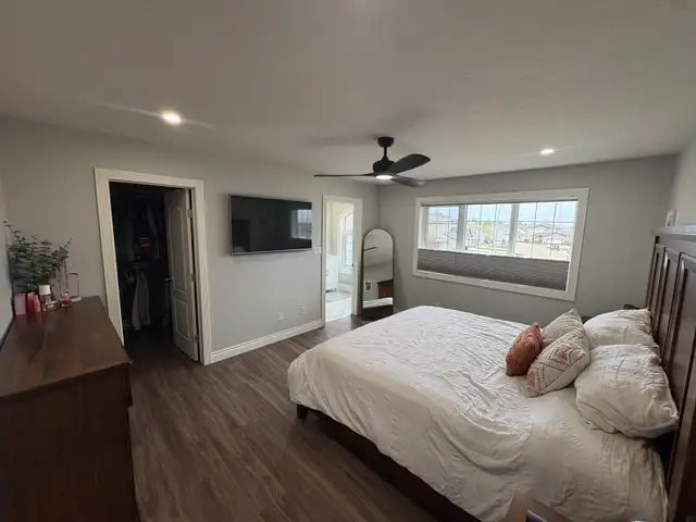 5 beds 3 bath Camrose Bi level - Photo 4