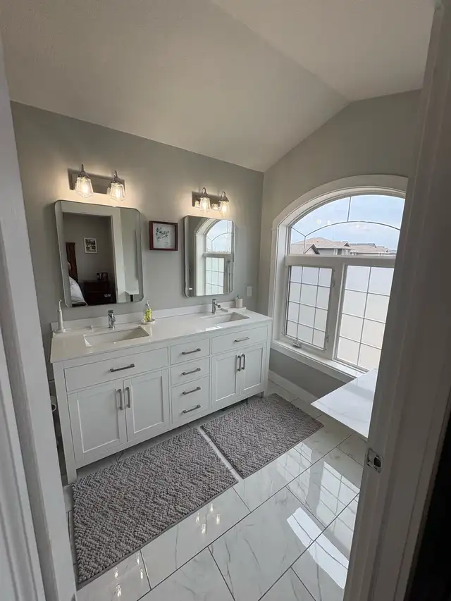 5 beds 3 bath Camrose Bi level - Photo 5