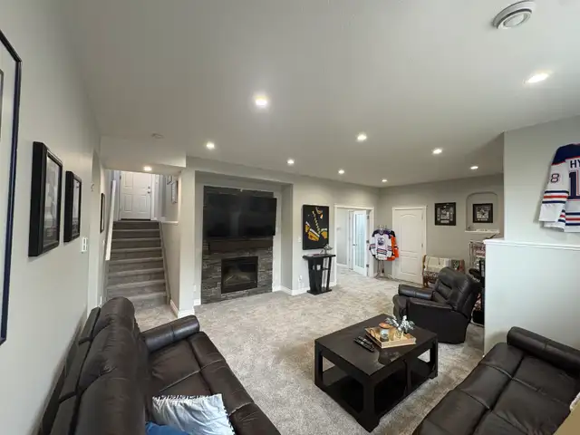 5 beds 3 bath Camrose Bi level - Photo 6