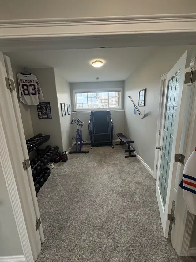 5 beds 3 bath Camrose Bi level - Photo 8