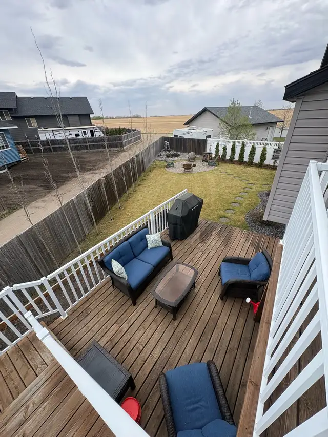 5 beds 3 bath Camrose Bi level - Photo 10