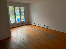 Sorel-Tracy: Logement 2 étages avec 2 sdb, cour et parkings