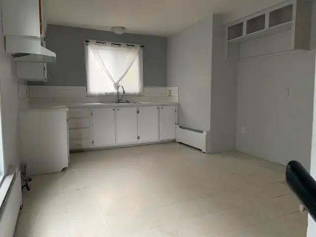 Sorel-Tracy: Logement 2 étages avec 2 sdb, cour et parkings - Photo 4