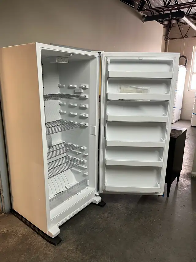 new upright freezer 18 cu save $500 - Photo 3