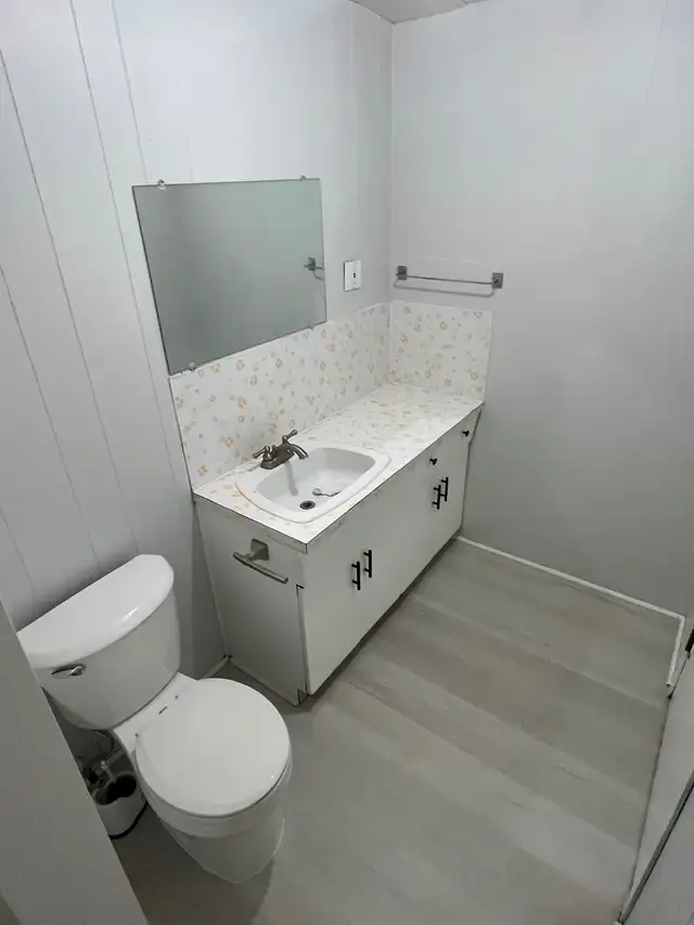 UPDATED BACHELOR SUITE IN CASTLEGAR - Photo 5