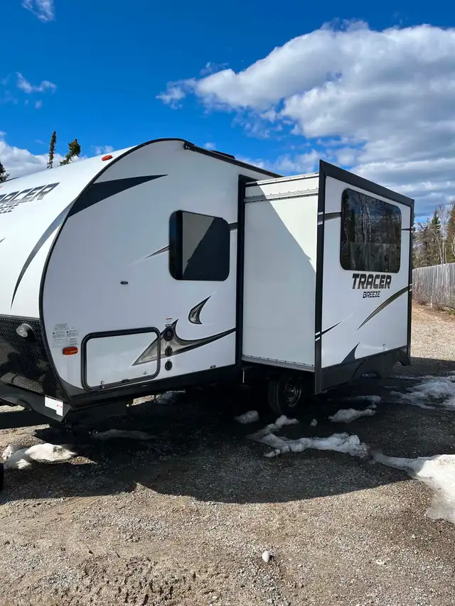 2018 Tracer Breeze 23ft Travel Trailer - Photo 3