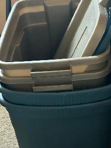 Rubbermaid plastic containers - Photo 2