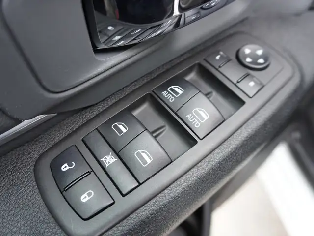 2023 Ram 1500 Classic SLT 4x4 Crew Cab 5'7 Box - 5.7L HEMI - LOW - Photo 12