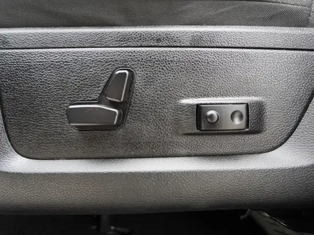 2023 Ram 1500 Classic SLT 4x4 Crew Cab 5'7 Box - 5.7L HEMI - LOW - Photo 17