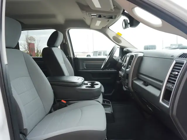 2023 Ram 1500 Classic SLT 4x4 Crew Cab 5'7 Box - 5.7L HEMI - LOW - Photo 31