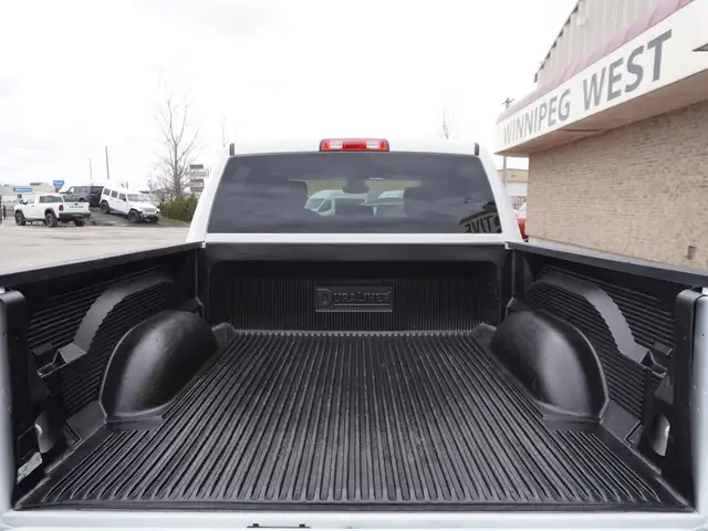 2023 Ram 1500 Classic SLT 4x4 Crew Cab 5'7 Box - 5.7L HEMI - LOW - Photo 36