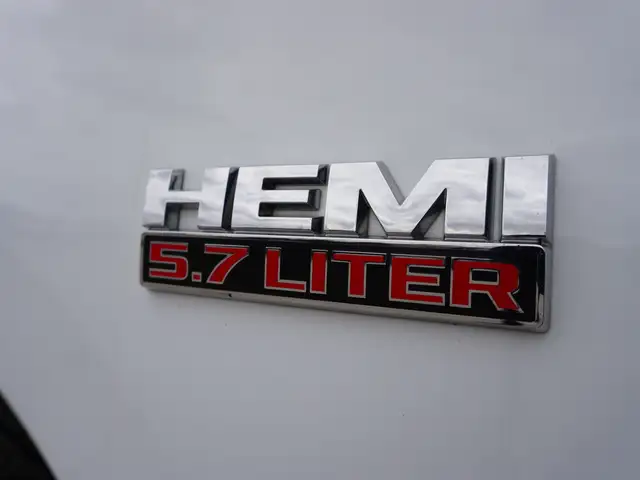 2023 Ram 1500 Classic SLT 4x4 Crew Cab 5'7 Box - 5.7L HEMI - LOW - Photo 45