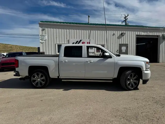 2017 Chevrolet Silverado 1500 LTZ - Photo 2