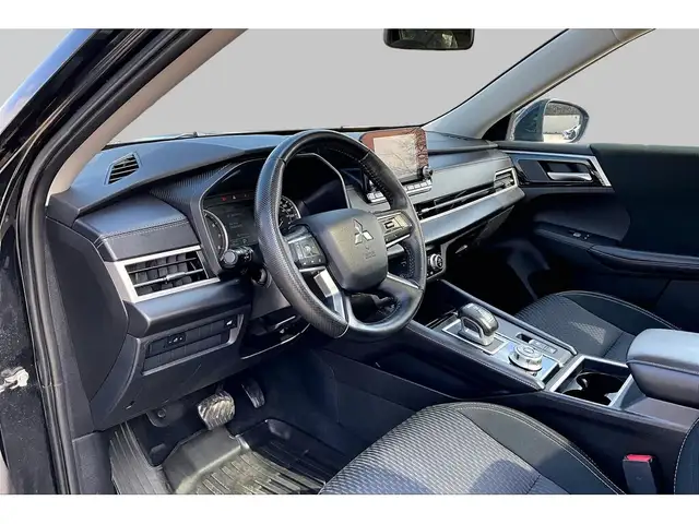 2024 Mitsubishi Outlander SE | 7 SEATER | MOONROOF | POWER LIFTG - Photo 2