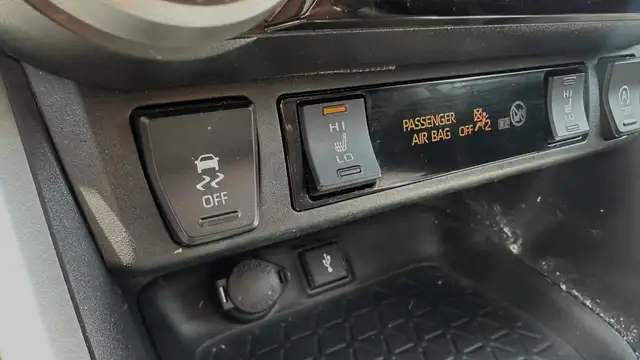 2021 Toyota RAV4 XLE PREMIUM- AWD-BLINDSPOT- LEATHER-SUNROOF-HEA - Photo 22