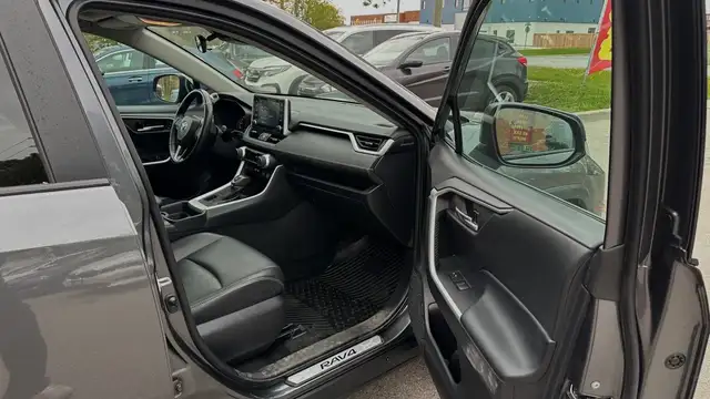 2021 Toyota RAV4 XLE PREMIUM- AWD-BLINDSPOT- LEATHER-SUNROOF-HEA - Photo 26