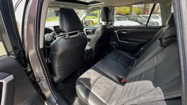 2021 Toyota RAV4 XLE PREMIUM- AWD-BLINDSPOT- LEATHER-SUNROOF-HEA - Photo 35
