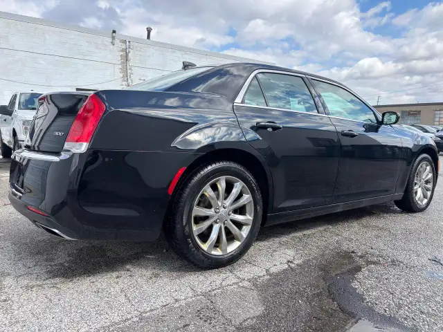 2018 Chrysler 300 300 Touring AWD - Photo 8