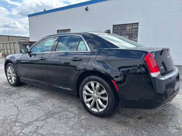 2018 Chrysler 300 300 Touring AWD - Photo 9