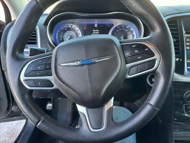 2018 Chrysler 300 300 Touring AWD - Photo 17