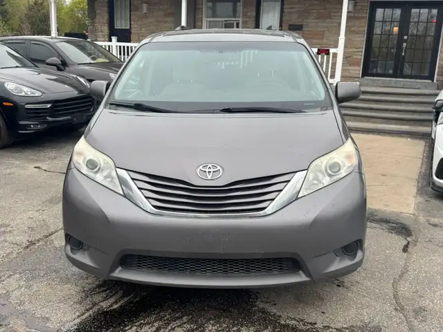 2015 Toyota Sienna 5dr LE 8-Pass FWD - Photo 2