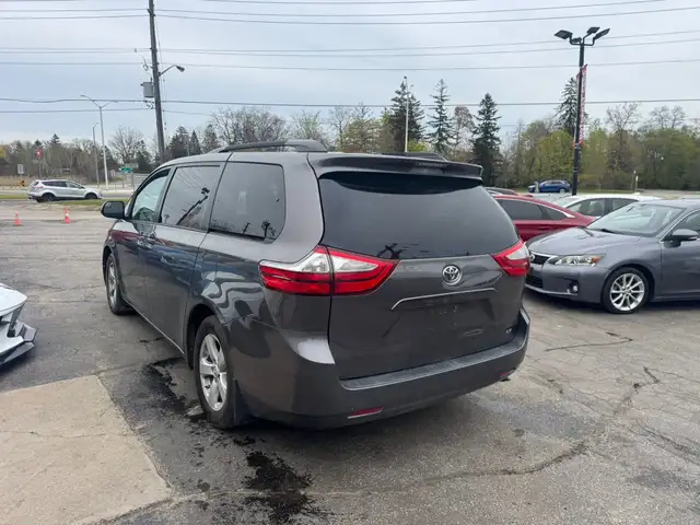 2015 Toyota Sienna 5dr LE 8-Pass FWD - Photo 11