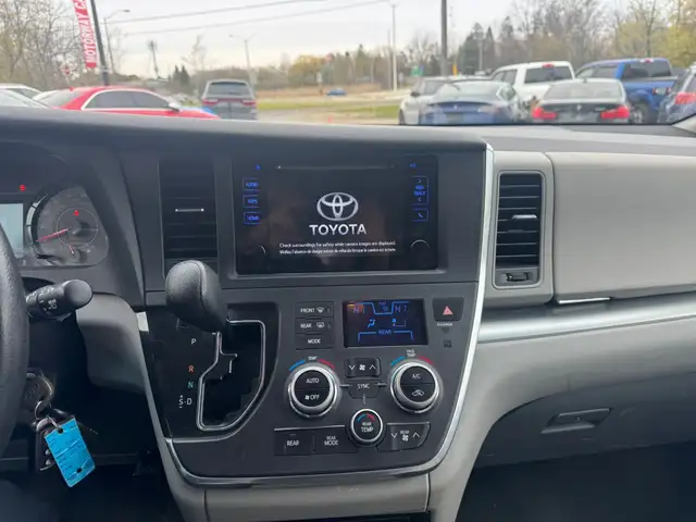 2015 Toyota Sienna 5dr LE 8-Pass FWD - Photo 13