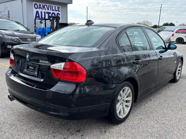 2007 BMW 3-Series 4dr Sdn 328i RWD - Photo 5