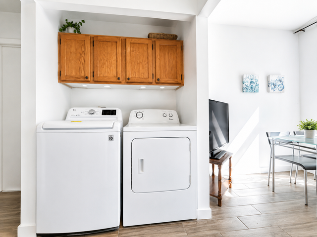 BEST Offer. GREAT Area. Clean, Safe! FREE Utilities. Comfy Room! - Photo 4