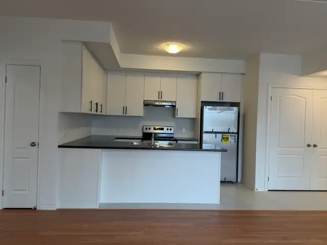 2 Bed, 2 Bath, 2 Park Townhouse Condo - Photo 3